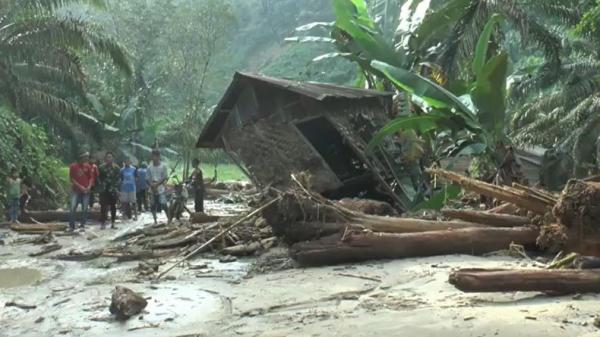 Rumah warga yang nyaris roboh akibat diterjang banjir bandang. (Foto: iNews/Fachrizal)