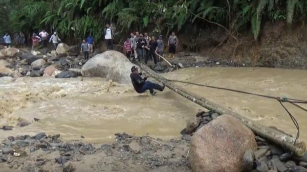 Detik-detik saat Bupati Labura Khairuddin Syah Sitorus tergelincir dari jembatan darurat dan jatuh ke sungai. (Foto: iNews/Fachrizal)