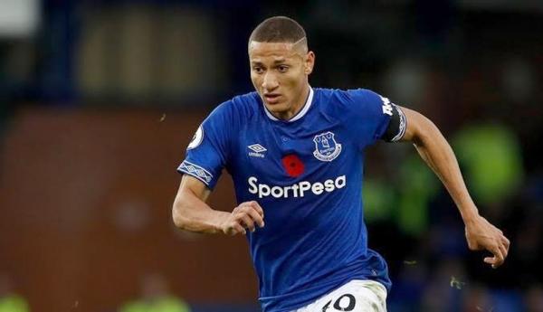 Striker Everton Richarlison (7) melakukan tekel keras kepada gelandang Liverpool Thiago Alcantara pada Premier League, Sabtu (17/10/2020). (Foto: The Sun)