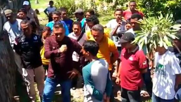 Bupati Sikka Fransiskus Roberto Diogo mengepalkan tangan kepada kontraktor saat sidak pengerjaan proyek di Puskesmas Waigete.