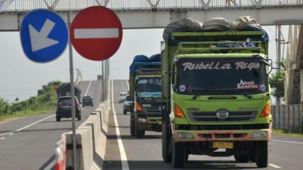 Polisi Tangkap Pelaku Begal Truk Ekspedisi  di Exit Tol 