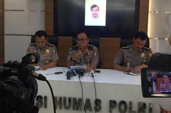 Karopenmas Humas Mabes Polri Brigjen Pol Dedy Prasetyo saat merilis penangkapan eks napi teroris yang juga algojo ISIS di Suriah, Harry Kuncoro di Mabes Polri, Jakarta, Senin (11/2/2019). (Foto: iNews.id/Irfan Ma'ruf)