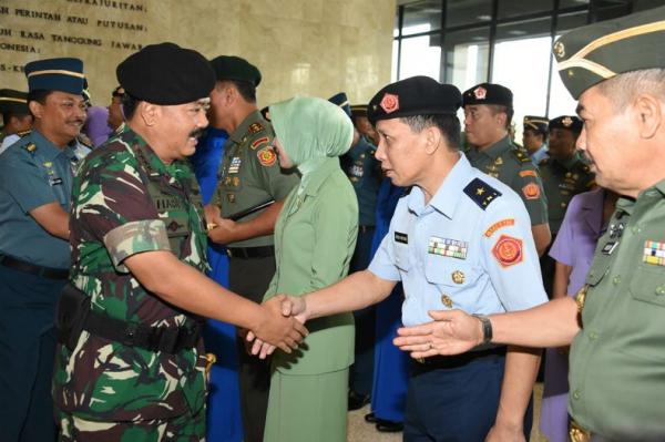 Panglima TNI Marsekal Hadi Tjahjanto memimpin kenaikan pangkat 23 perwira tinggi (pati) dari tiga matra angkatan di Mabes TNI, Cilangkap, Jakarta Timur, Kamis (31/1/2019). (Foto: Puspen TNI)