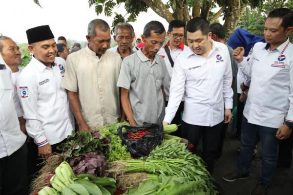Ketua Umum Partai Perindo Hary Tanoesoedibjo saat berdialog dengan para petani binaan Partai Perindo di Pekanbaru, Riau, Selasa (19/2/2019). (Foto: MNC)