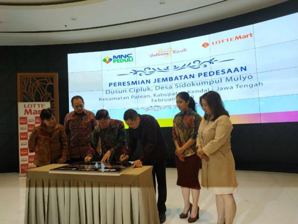 Chairman MNC Group Hary Tanoesoedibjo bersama Presiden Direktur PT Lotte Mart Indonesia Joseph Buntaran melakukan penandatanganan prasasti jembatan Dusun Cipluk, Kecamatan Patean, Kendal, Jawa Tengah, di gedung iNews Center, Jalan Kebon Sirih, Jakarta Pusat, Jumat (1/2/2019). (Foto: iNews.id/Wildan Catra Mulia)