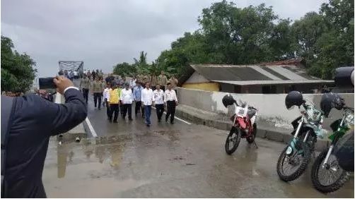 Presiden Jokowi panen raya di tambak udang Muara Gembong, Kabupaten Bekasi, Jawa Barat. (Foto: Fakhirzal Fakhri/Okezone)