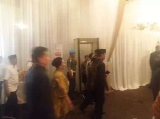 Presiden Jokowi tiba di rumah Akbar Tanjung, Jakarta Selatan untuk menghadiri HUT ke-72 HMI, Selasa (5/2/2019). (Foto: Fakhrizal Fakhri)