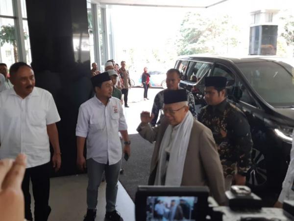 Cawapres nomor urut 01 Ma'ruf Amin menjenguk ustaz Arifin Ilham yang dirawat di RSCM, Jakarta Pusat, Selasa (8/1/2019). (Foto: iNews.id/Aditya Pratama)
