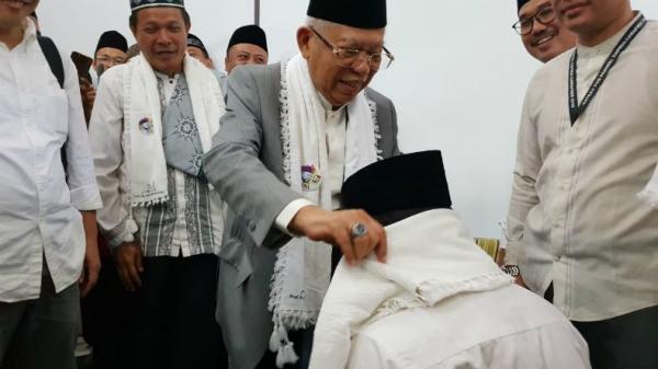 Cawapres nomor urut 02 Ma'ruf Amin mengalungkan sorban ke Wali Kota Bogor Bima Arya Sugiharto