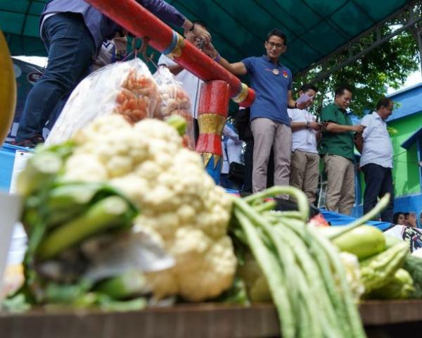 Cawapres nomor urut 02 saat mengunjungi pasar Larangan Sidoarjo, Selasa (1/1/2019). (Foto: Istimewa)