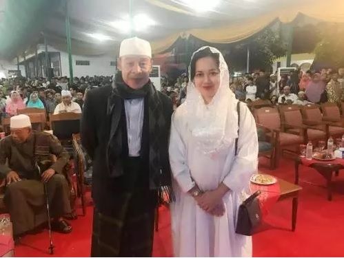 Calon anggota legislatif (Caleg) DPR RI nomor urut 2 Dapil Jabar VIII dari Partai Perindo Susaningtyas Nefo H Kertopati menghadiri Haul Pondok Pesantren (Ponpes) Buntet di Kabupaten Cirebon, Jawa Barat, Minggu 7 April 2019. (Foto: Perindo News)