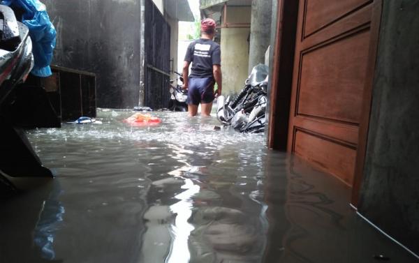 Banjir merendam Cengkareng, Rabu (1/1/2019) (Foto: iNews/ Umaya)