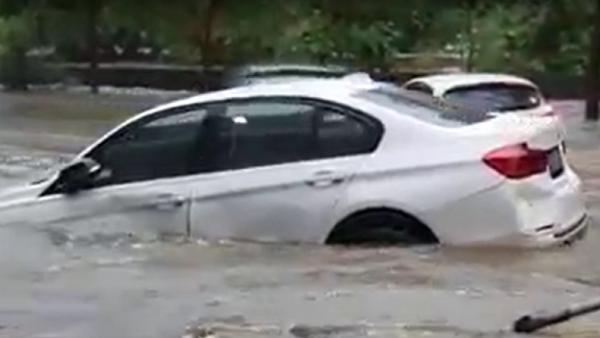 Viral Mobil  BMW  Hanyut  Terseret Banjir di  Perumahan Serpong 
