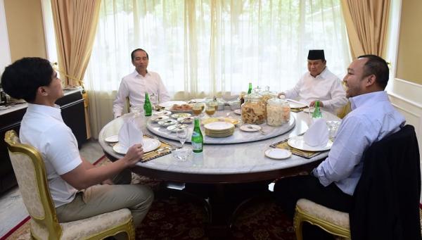 Presiden Jokowi menerima Menhan Prabowo Subianto di hari pertama tahun baru 2020, Rabu (1/1/2020) di Istana Negara Yogyakarta. (Foto: Sekretariat Presiden)