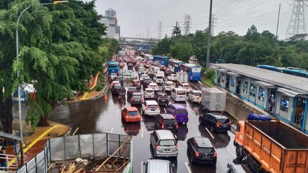 Arus kendaraan padat di depan Rumah Sakit (RS) Universitas Kristen Indonesia (UKI) arah Rawamangun, Jakarta Timur, Rabu (1/1/2020). (Foto: iNews.id/ Riezky Maulana).