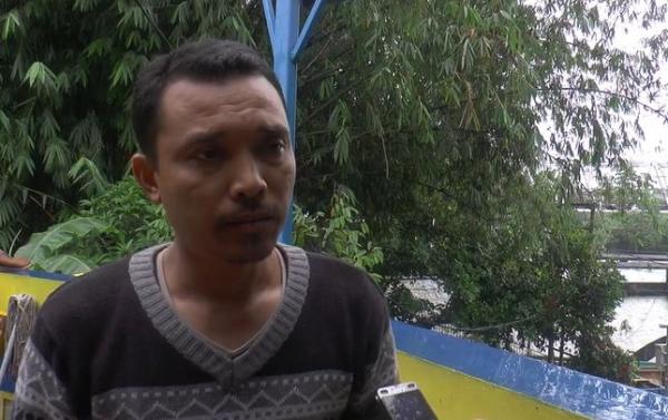 Penjaga pintu air di Depok, Rabu (1/1/2019) (Foto: iNews/ Rizky)