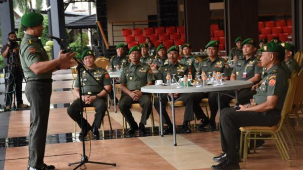 KSAD Jenderal TNI Andika Perkasa menerima laporan korps kenaikan pangkat Irjen Kemhan, Letjen TNI Ida Bagus Purwalaksana dan 9 Perwira Tinggi (Pati) TNI AD, Jumat (3/1/2020). (Foto: Istimewa).