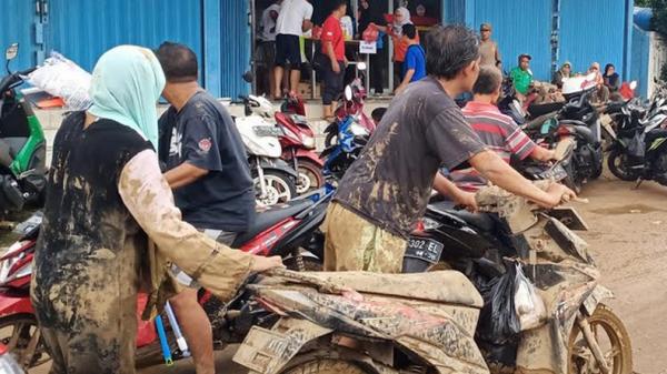 Banjir surut di Perumahan Villa Jatirasa, Kecamatan Jatiasih, Bekasi menyisakan lumpur tebal, Jumat (3/1/2020). (Foto: iNews.id/ Riezky Maulana).