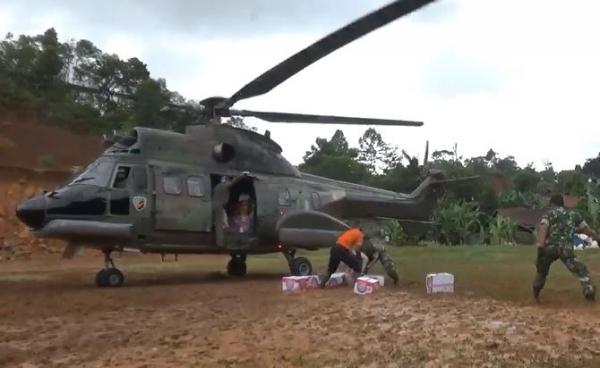 Bantuan dikirim menggunakan heli ke Sukajaya, Jumat (3/1/2020) (Foto: iNews/ Wildan)