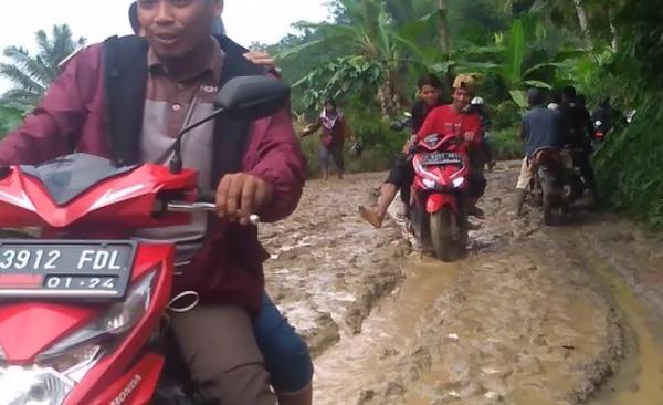 Jalanan masih di Sukajaya Bogor  dipenuhi lumpur, Jumat (3/1/2020) (Foto: iNews/ Wildan)