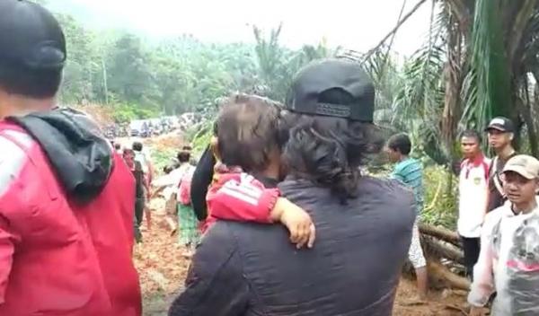 Balita dievakuasi di Bogor, Sabtu (4/1/2020) (Foto: iNews/ Wildan)