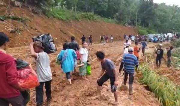 Warga mengungsi dengan berjalan kaki di Bogor, Sabtu (4/1/2020) (Foto: iNews/ Wildan)