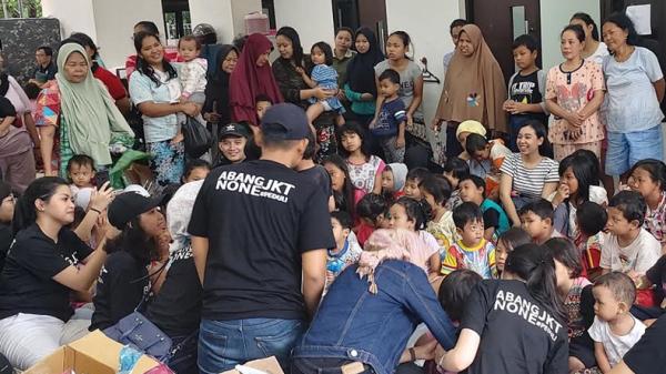 Ikatan Abang None (Abnon) DKI Jakarta menggelar kegiatan sosial di kawasan Pengadegan, Jakarta Selatan, Minggu (5/1/2020). (Foto: iNews.id/ Felldy Utama).