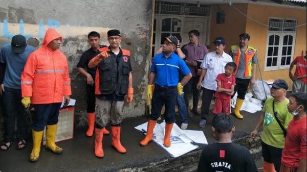 Gubernur DKI Jakarta, Anies Baswedan kerja bakti bersama warga membersihkan sampah dan lumpur sisa banjir di Kampung Makassar, Jakarta Timur, Minggu (5/1/2020). (Foto: Istimewa).