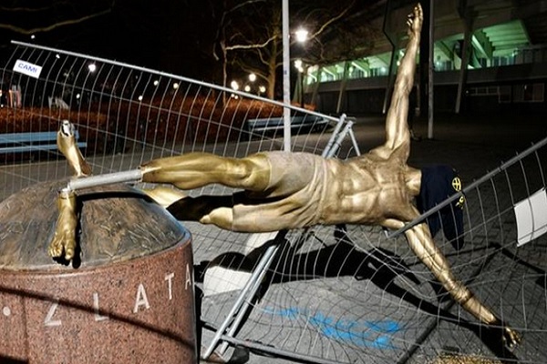 Patung Ibrahimovic Patung Zlatan Ibrahimovic yang dirusak di depan Stadion Malmo. (Foto: BBC)