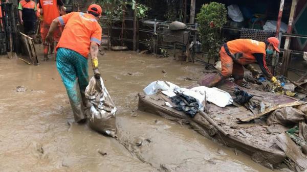 Warga Pengadegan, Jakarta Selatan dibantu petugas PPSU ramai-ramai membersihkan sisa banjir, Minggu (5/1/2020). (Foto: iNews.id/ Felldy Utama).