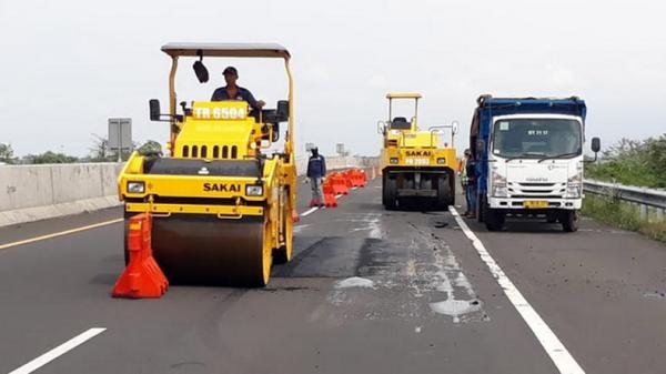  Perbaikan Jalan  Tol Pemalang Batang yang Rusak dan 