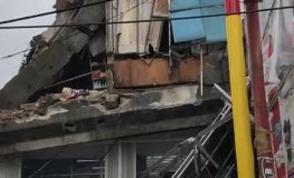 Bangunan roboh di Slipi, Senin (6/1/2020) (Foto: iNews/ istimewa)