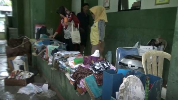 Buku-buku sekolah di Bekasi terendam banjir, Senin (6/1/2020) (Foto: iNews/ Rahmat)