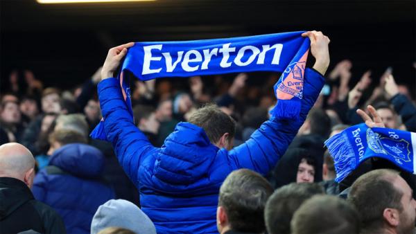 Fans Everton Balik Badan Saat Lagu You’ll Never Walk Alone Berkumandang