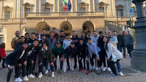 Jelang melakoni laga perdana di Italia, Tim Garuda Select menyempatkan diri jalan-jalan ke Milan.  (Foto: Garuda Select)