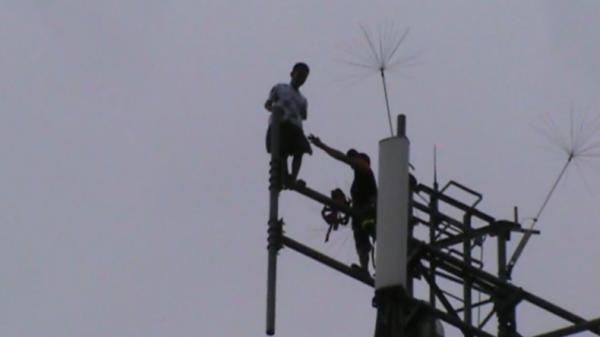 Pelajar SMA Pelajar SMA hendak bunuh diri dengan panjat tower provider (Widori/iNews)