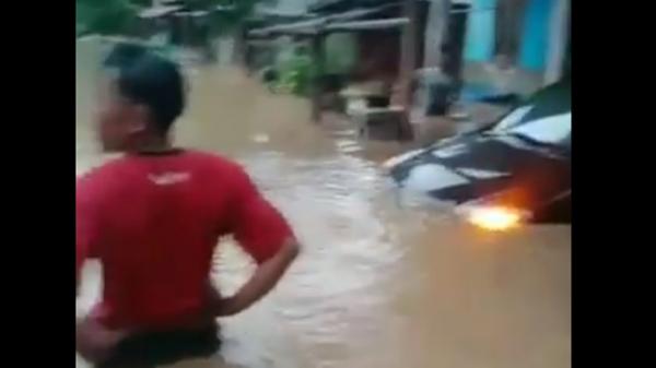 Banjir bandang menerjang Desa Cikeusal Kidul dan Lor, Kecamatan Ketanggung, Brebes akibat meluapnya Sungai Babakan setelah diguyur hujan deras, Rabu (8/1/2020). (Foto: istimewa)