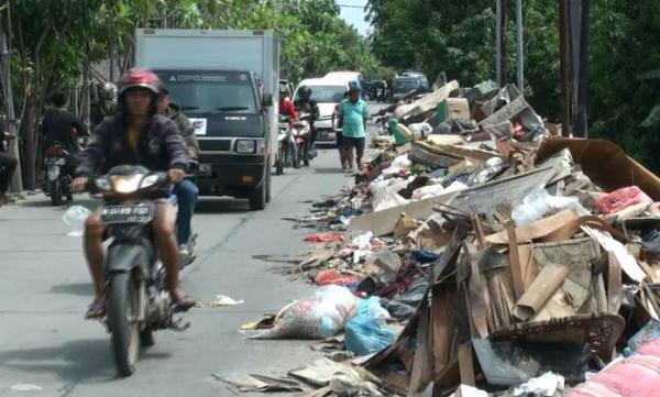 Tumpukan sampah di Duren Jaya Bekasi, Rabu (8/1/2020) (Foto: iNews/ Rahmat)
