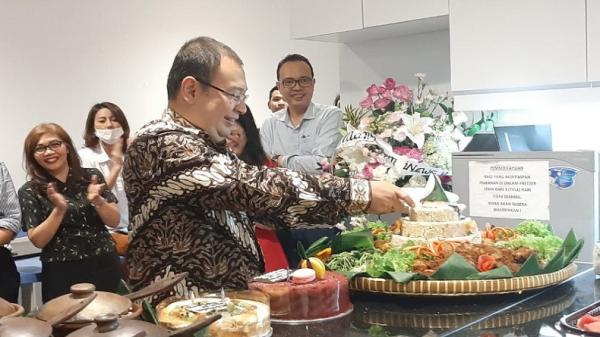 Direktur Keuangan iNews Rafael Utomo (kiri) menyerahkan potongan tumpeng kepada Pemimpin Redaksi iNews.id Masirom dalam acara syukuran HUT ke-2 iNews.id di iNews Tower, Jakarta, Rabu (8/1/2020). (Foto: iNews.id/Anton Suhartono; Feldy Utama).