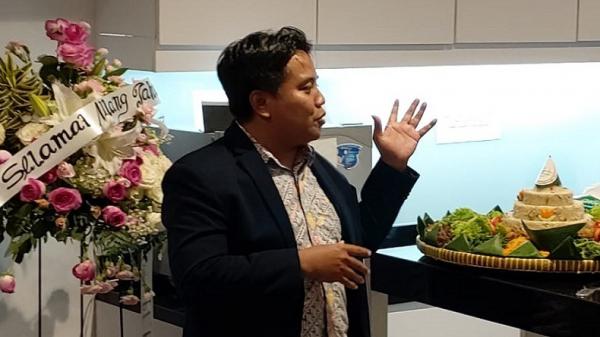 Direktur Keuangan iNews Rafael Utomo (kiri) menyerahkan potongan tumpeng kepada Pemimpin Redaksi iNews.id Masirom dalam acara syukuran HUT ke-2 iNews.id di iNews Tower, Jakarta, Rabu (8/1/2020). (Foto: iNews.id/Anton Suhartono; Feldy Utama).