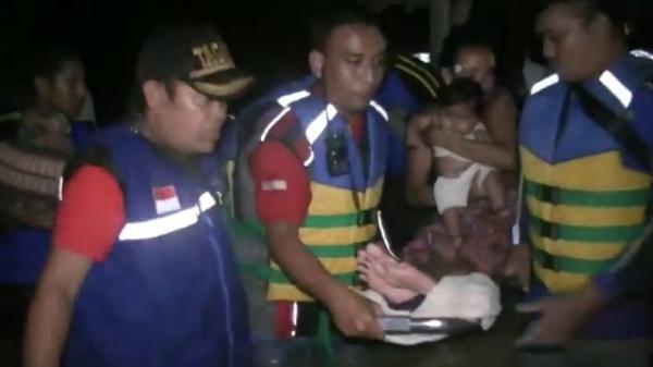 9 Banjir Subang1 Petugas Tagana Subang mengevakuasi warga akibat banjir, Kamis (9/1/2020). (Foto: iNes/Yudy Heryawan Juanda)