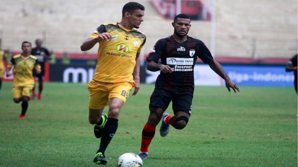Pesepak bola Persipura Marinus Wanewar (kanan)  saat berlaga melawan Barito Putra di Stadion Gelora Delta Sidoarjo, Jawa Timur, Senin (16/12/2019). (Foto: Antara/Umarul Faruq).