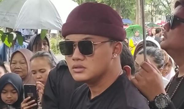 Rizki Febian di pemakaman Lina, Kamis (9/1/2020) Foto: iNews/ Ervan)