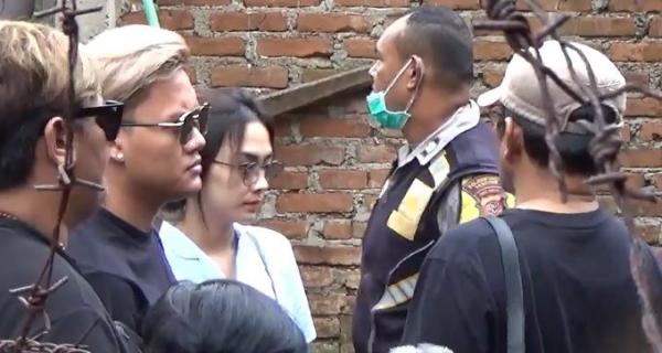 Rizky Febian di Pemakaman Lina, Kamis (9/1/2020) (Foto: iNews/ Mujib)