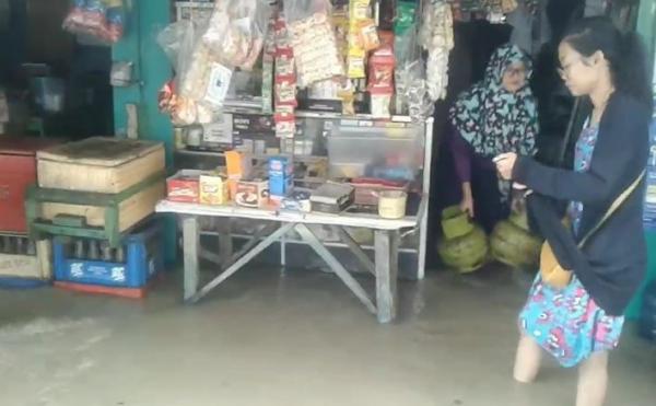 Warga terkepung banjir di Subang, Kamis (9/1/2020) ( Foto: iNews/ Yudy)