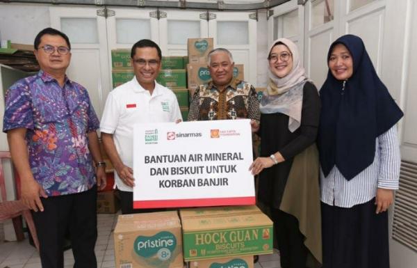 Saleh Kapolda Sumsel Irjen Pol Priyo Widyanto, Gubernur Herman Deru, dan Pangdam II Sriwijaya Mayjen TNI Irwan melakukan penanaman pohon di perumahan dinas Kompleks Pakri Palembang,(Antara/Yudi Abdullah)