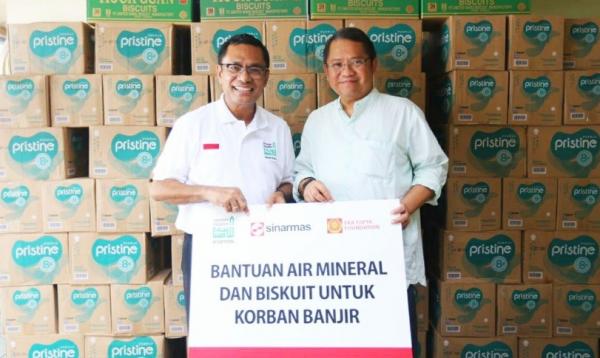 Saleh 2 Kapolda Sumsel Irjen Pol Priyo Widyanto, Gubernur Herman Deru, dan Pangdam II Sriwijaya Mayjen TNI Irwan melakukan penanaman pohon di perumahan dinas Kompleks Pakri Palembang,(Antara/Yudi Abdullah)