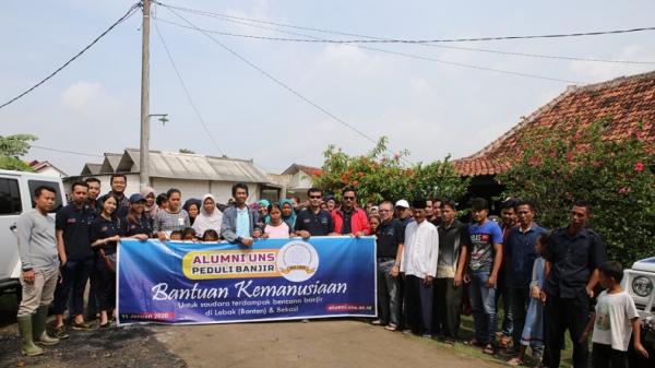 alumni uns peduli banjir2 Ikatan Keluarga Alumni Universitas Sebelas Maret (IKA UNS) Surakarta menyalurkan bantuan kepada masyarakat yang terdampak banjir di Lebak, Banten, dan Bekasi, Jabar, Sabtu (11/1/2020). (Foto: Istimewa)