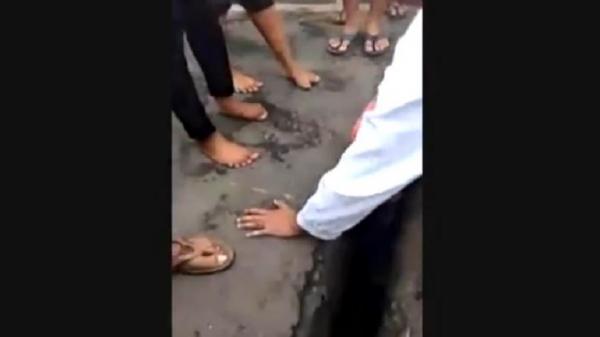 Warga melihat balita yang terjatuh ke dalam lubang di Jembatan Sungai Way Ngarip, Pekon Balak, Kecamatan Wonosobo, Kabupaten Tanggamus, Lampung, Sabtu (11/1/2020) sore. (Foto: iNews/Indra Siregar)