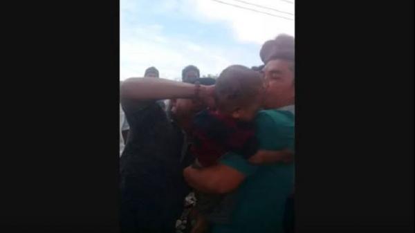 Warga berhasil menyelamatkan balita dua tahun yang terjatuh ke lubang di Jembatan Sungai Way Ngarip, Pekon Balak, Kecamatan Wonosobo, Kabupaten Tanggamus, Lampung, Sabtu (11/1/2020) sore. (Foto: iNews/Indra Siregar)